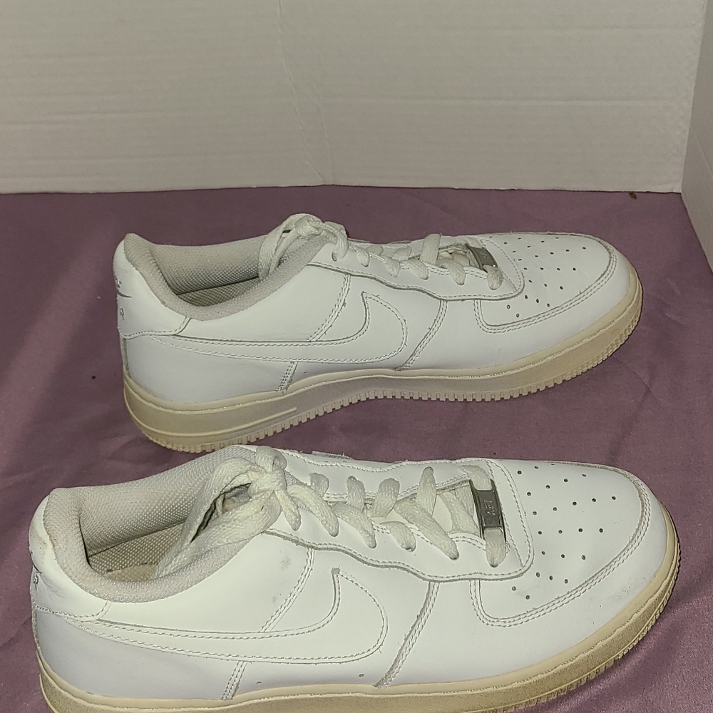 Nike White Sneakers 7y - Picture 3 of 7